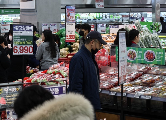 食品価格が上がり体感物価を引き上げている。写真はソウルのある大型マート。［写真 聯合ニュース］