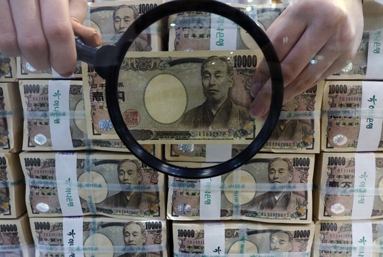 2023年11月7日、ソウル中区明洞（チュング・ミョンドン）のハナ銀行偽造・変造対応センターで、職員が日本円を整理している様子。ニュース1