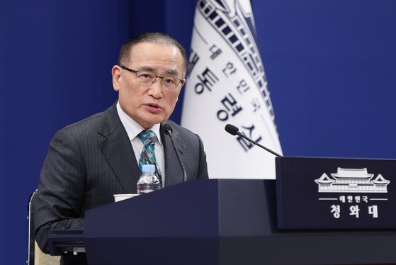 韓国の魏聖洛（ウィ・ソンラク）国家安保室長が24日、ソウル青瓦台（チョンワデ、大統領府）春秋館ブリーフィングルームで、米国・カナダ・日本訪問に関する報告を行っている。大統領室写真記者団