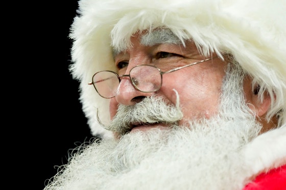 サンタクロースの衣装を着たアメリカンフットボールのファン。ロイター＝聯合ニュース