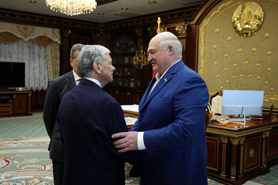11日（現地時間）、ベラルーシのアレクサンドル・ルカシェンコ大統領がミンスクで、ドナルド・トランプ米国大統領の特使であるジョン・コール氏と会っている様子。AFP＝聯合ニュース