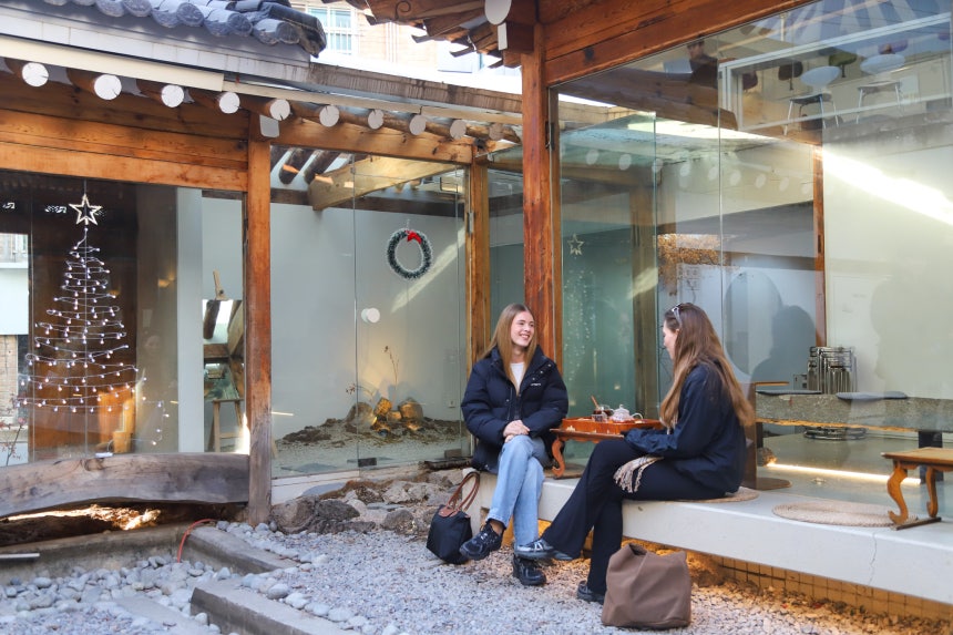 最近、韓国を訪れる外国人の間で、韓国人と同じように食べ、同じように楽しむ姿が増えている。弘大（ホンデ）近くの韓屋カフェ「申李道家（シンイドガ）」で出会ったドイツ人観光客の様子。チェ・スンピョ記者