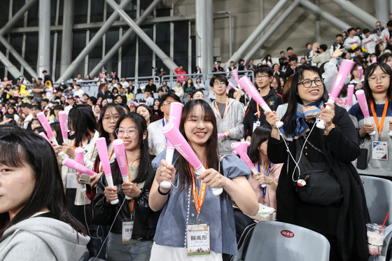 今春、韓国プロ野球の現地観戦ツアー商品を利用して韓国を訪れた台湾人観光客の様子。彼らはチアリーダーのイ・ダヘと一緒に韓国を訪れた。［写真　韓国観光公社］