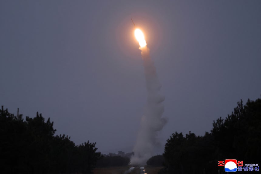 北朝鮮が24日、東海上で金正恩（キム・ジョンウン）国務委員長が参観した中で新型高空長距離対空ミサイル試験発射を実施したと、朝鮮中央通信が25日報じた。 ［聯合ニュース］
