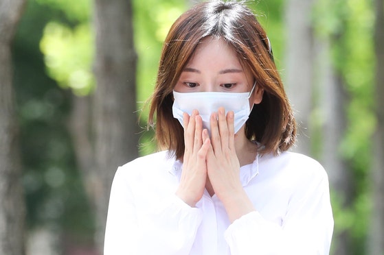 南陽（ナムヤン）乳業創業者の外孫娘、ファン・ハナ氏が2019年、麻薬容疑で1審において懲役1年・執行猶予2年の判決を受け、京畿道水原市八達区（キョンギド・スウォンシ・パルタルグ）の水原拘置所から出てくる様子。［聯合ニュース］