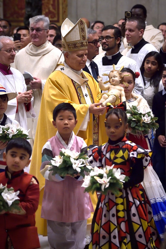24日（現地時間）、即位後初めて行われたクリスマス・イブのミサを執り行う教皇レオ14世（冠をかぶった人物）と韓服を着た子ども。［UPI＝聯合ニュース］