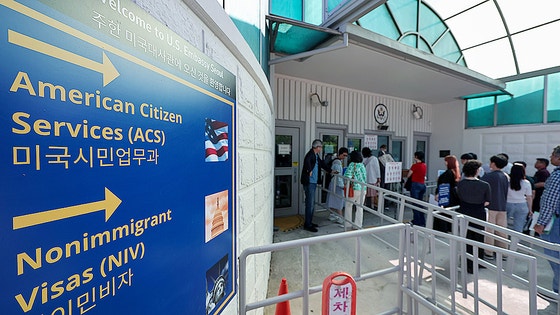 ソウル鍾路区（チョンノグ）の在韓米国大使館前で、米国ビザの発給を受けようと市民が列に並んでいる。ニュース1