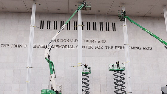 トランプ氏の名前が追加されたケネディ・センター、年例クリスマス