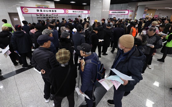 今月10日、ソウル麻浦（マポ）区庁で開かれた高齢者雇用博覧会で、求職者たちが就職相談のために列に並んでいる。ニュース1