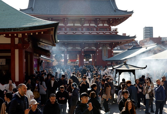 今月17日、東京・浅草を訪れた外国人観光客の様子。［EPA＝聯合ニュース］