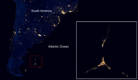   衛星が捕捉した南西大西洋「マイル201」海域で操業中のイカ漁船の明かり。［写真 NASA地球観測所、NOAA国立データセンター］