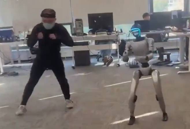 人間の動きを模倣する中国のヒューマノイドロボット。［SNS　キャプチャー］