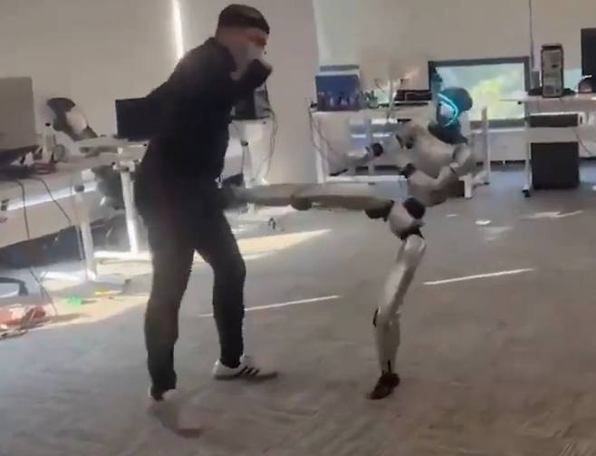   人間を蹴る中国のヒューマノイドロボット。［SNS　キャプチャー］