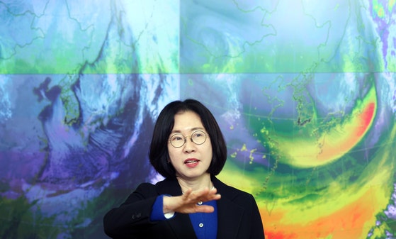 韓国気象庁の李美善（イ・ミソン）庁長が、ソウル銅雀区（トンジャクク）にある気象庁国家気象センターでインタビューに応じている。ピョン・ソング記者