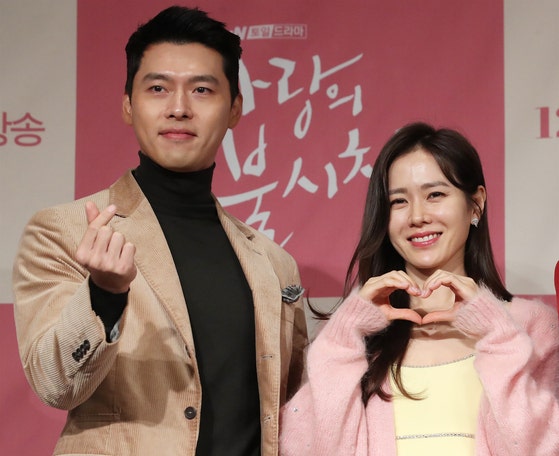 俳優ヒョンビン（左）とソン・イェジン夫妻。［聯合ニュース］