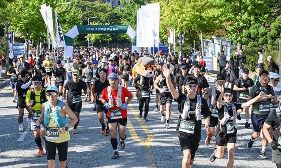 昨年9月27日、京畿道竜仁市（キョンギド・ヨンインシ）の韓国外国語大学グローバルキャンパスで、建軍77周年を記念する「国軍の日」に合わせて開かれた「2025 ROK Army トレイルランニング 10.1 Mile」で、参加者たちがトレイルランニングコースを走っている。韓国陸軍提供。［ニュース1］