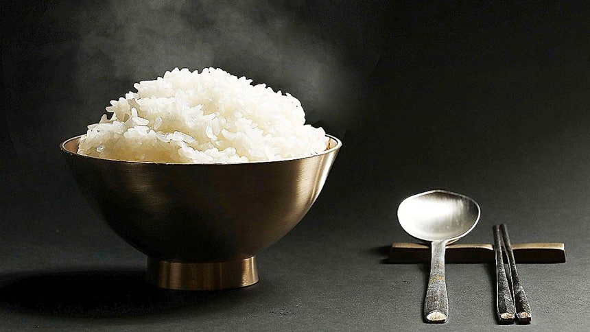 湯気の立つ白ご飯。［中央フォト］　