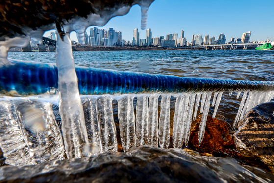 氷点下の寒さで本格的な冬の天気を感じさせた2025年12月31日、ソウル広津区（クァンジング）近くの漢江（ハンガン）にはつららが凍っていた。［ニュース1］