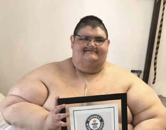   世界で最も体重が重い人物としてギネスブックに記録されたフアン・ペドロ・フランコさん。［写真 ギネスブック キャプチャー］