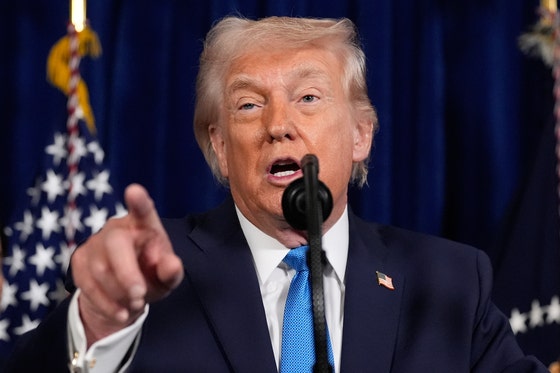 トランプ米国大統領が3日にフロリダ州の私邸でベネズエラのマドゥロ大統領強制連行作戦に関する記者会見をしている。［写真 AP＝聯合ニュース］