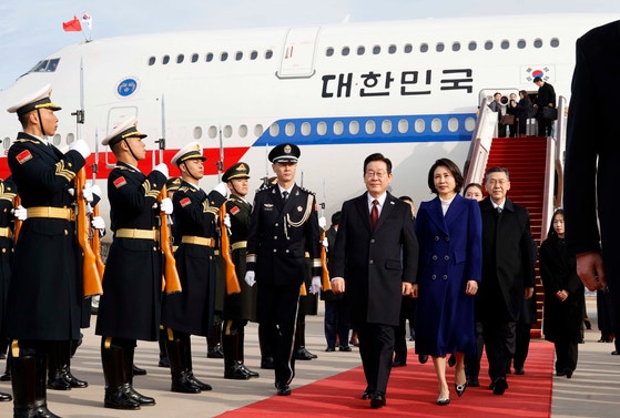 韓国の李在明（イ・ジェミョン）大統領と金恵景（キム・ヘギョン）夫人が4日、中国の北京首都国際空港に到着後、移動している。李大統領はきょう（5日）、習近平国家主席と首脳会談を行う。チョン・ミンギュ記者