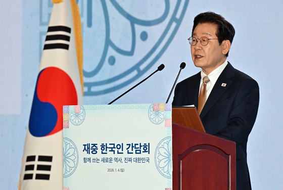 韓国の李在明（イ・ジェミョン）大統領が4日（現地時間）、中国北京のあるホテルで開かれた同胞晩餐懇談会で記念あいさつをしている。チョン・ミンギュ記者