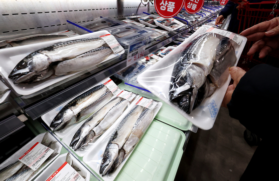  2日、ソウル市内の大型マートで市民がノルウェー産のサバを見ている。［写真 聯合ニュース］
