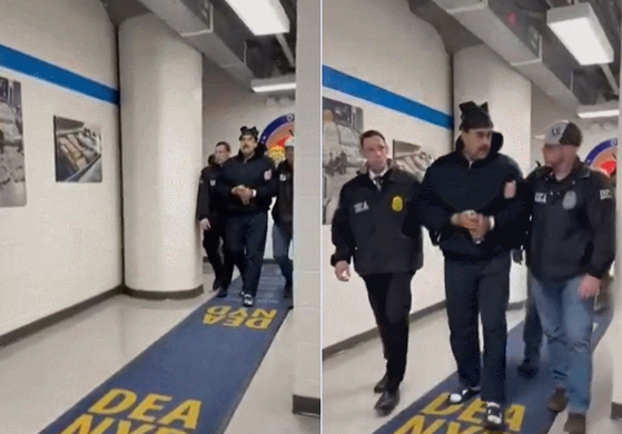   米国麻薬取締局の建物内で連行されるベネズエラのマドゥロ大統領の姿。［ホワイトハウス　X　キャプチャー］