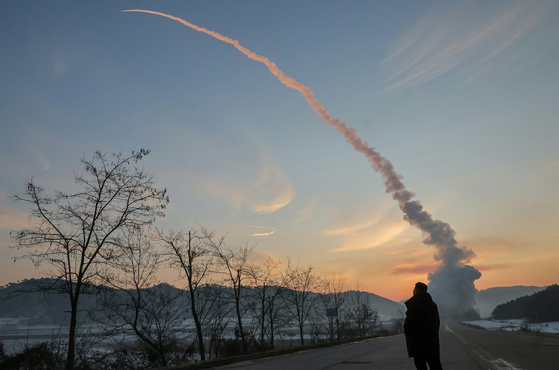 北朝鮮は4日、金正恩委員長の参観の下、極超音速ミサイル発射訓練を実施した。 ［労働新聞＝ニュース1］