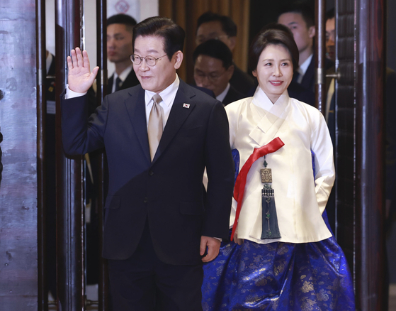   在中韓国人懇談会に出席した李在明（イ・ジェミョン）大統領と金恵景（キム・ヘギョン）夫人。聯合ニュース