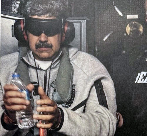 トランプ米大統領は3日（現地時間）、米軍が奇襲的な軍事作戦で逮捕したベネズエラのマドゥロ大統領の写真をトゥルース・ソーシャルで公開した。 ［トゥルース・ソーシャル キャプチャー］