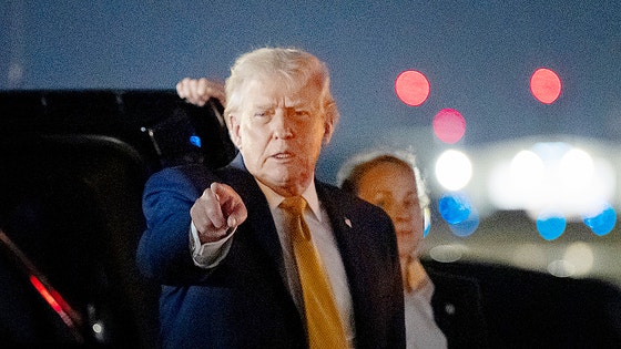 4日（現地時間）、フロリダ州パームビーチ国際空港からワシントンに向かうエアフォースワンに搭乗する前のトランプ大統領 ［AP＝聯合ニュース］