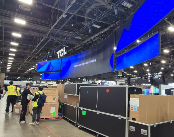 世界最大の家電・情報技術（IT）博覧会「消費者家電ショー（CES2026）」開幕を2日後に控えた4日（現地時間）、米ラスベガスコンベンションセンター（LVCC）セントラルホールで準備中の中国家電企業TCLのブース イ・ウリム記者