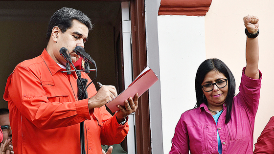 2019年1月23日（現地時間）、カラカスの大統領宮殿のバルコニーで、米国との外交関係断絶文書に署名するベネズエラのニコラス・マドゥロ大統領（左）とデルシー・ロドリゲス副大統領。［AFP＝聯合ニュース］