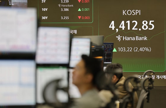 KOSPIが5日、4400台に乗って過去最高値をまた更新した。写真はこの日午前、ソウル中区ハナ銀行ディーリングルームの電光掲示板。 キム・ギョンロク記者