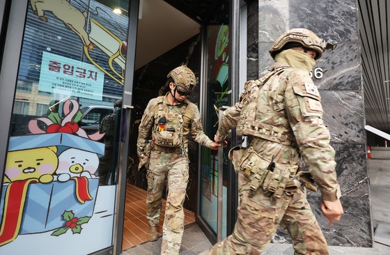 昨年12月15日、京畿道城南市盆唐区のカカオ板橋（パンギョ）アジト建物に爆破脅迫があったという通報を受け、警察と軍が捜索を行った。カカオは状況に対応して全職員を在宅勤務に転換した。 ［聯合ニュース］