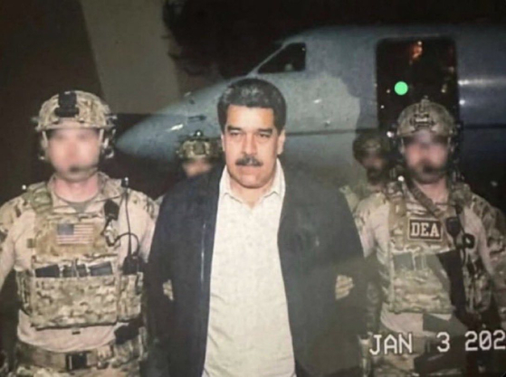 ベネズエラのマドゥロ大統領（中央）が3日、米麻薬取締局の要員に連行される様子。［X キャプチャー］