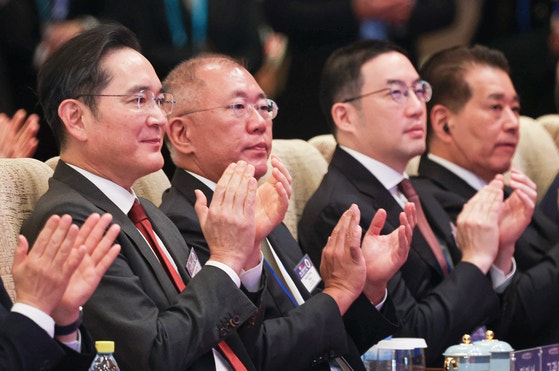  左からサムスン電子の李在鎔会長、現代自動車グループの鄭義宣会長、LGグループの具光謨会長、ポスコホールディングスの張仁和会長らが5日に北京で開かれた韓中ビジネスフォーラムに参加した。