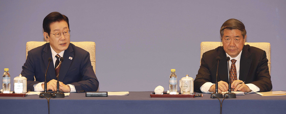 中国を国賓訪問中の李在明大統領が5日に北京の釣魚台で開かれた韓中ビジネスフォーラム事前懇談会で発言している。何立峰副首相(右)が中国側代表として参加した。［写真 青瓦台写真記者団］
