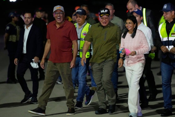 昨年7月18日（現地時間）、ベネズエラのマイケティアにあるシモン・ボリバル国際空港で、数カ月前に米国で移民取り締まりにより追放された移民らを出迎えた後、笑顔を見せるホルヘ・ロドリゲス国会議長（左）、ディオスダド・カベージョ内相（中央）、デルシー・ロドリゲス副大統領。［AP＝聯合ニュース］