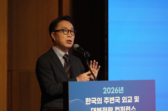 梨花女子大学のパク・ウォンゴン教授が5日、東アジア研究院の新年対談会で発表している。［写真 東アジア研究院］