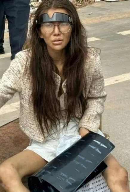   カンボジアの路上で発見された中国人女性インフルエンサーの姿。［SNS　キャプチャー］