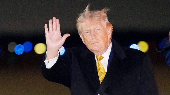 米国のドナルド・トランプ大統領が4日（現地時間）、メリーランド州のアンドルーズ統合基地にエアフォース・ワンで到着し、手を振っている。AP＝連合ニュース