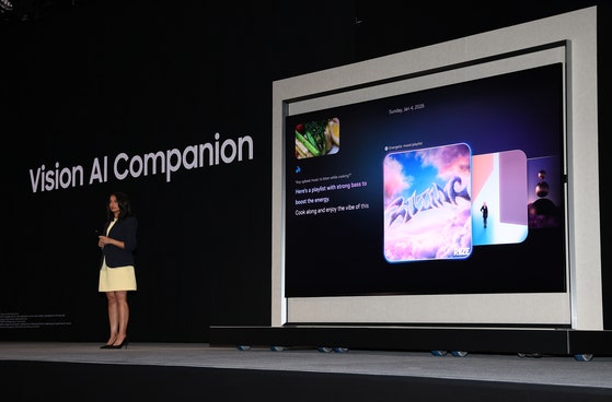  CES2026開催を控えた4日、米ネバダ州のホテルで開かれたサムスン電子のカンファレンスで、130インチマイクロRGBテレビで試演したビジョンAIを紹介している。［写真 聯合ニュース］
