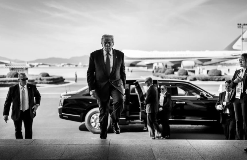 米中首脳会談が開かれた昨年10月30日、金海（キムヘ）空港でのトランプ大統領 ［ホワイトハウスホームページ キャプチャー］