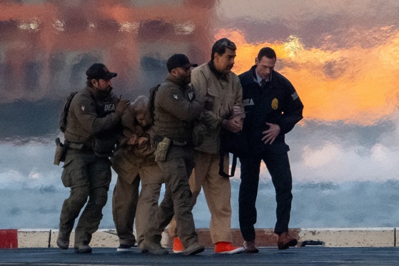 5日（現地時間）、法廷に出廷するため、麻薬取締局（DEA）の要員に護送されるベネズエラのニコラス・マドゥロ大統領。［ロイター＝聯合ニュース］