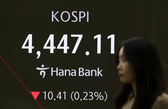 KOSPIが下落出発した6日、ソウルのハナ銀行本店ディーリングルームでディーラーが業務を行っている。［写真 聯合ニュース］