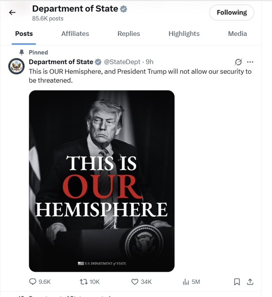 米国務省のSNS最上段に、トランプ大統領とともに「ここはわれわれの半球」と書かれた写真が掲載された。［米国務省 キャプチャー］