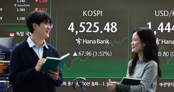 6日にKOSPIが過去初めて4500ポイント台を記録し4525．48で取引を終えた。写真はこの日ソウルのハナ銀行ディーリングルームの様子。キム・ジョンホ記者