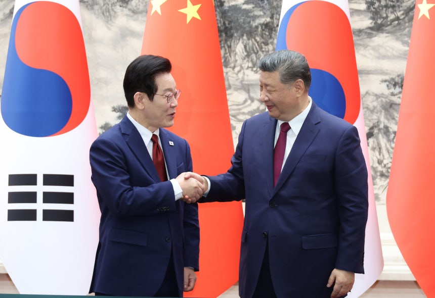 韓国の李在明（イ・ジェミョン）大統領と中国の習近平国家主席が5日、北京の人民大会堂で開かれた韓中MOU締結式で握手している。聯合ニュース